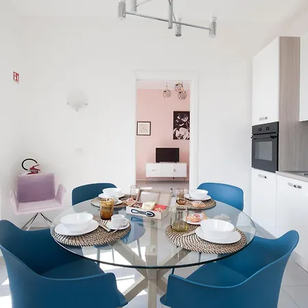 Santa Maria Square View - Family Apartment Milan